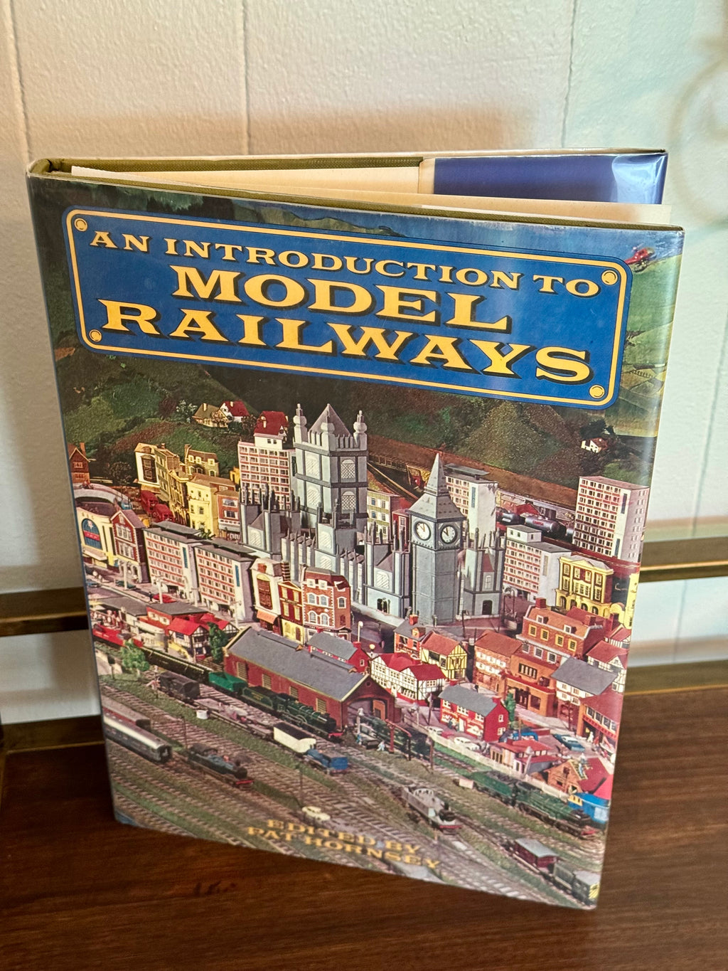 An Introduction to Model Railways by Pat Hornsey, 1977 Hardcover Large Coffee Table Book 🚂