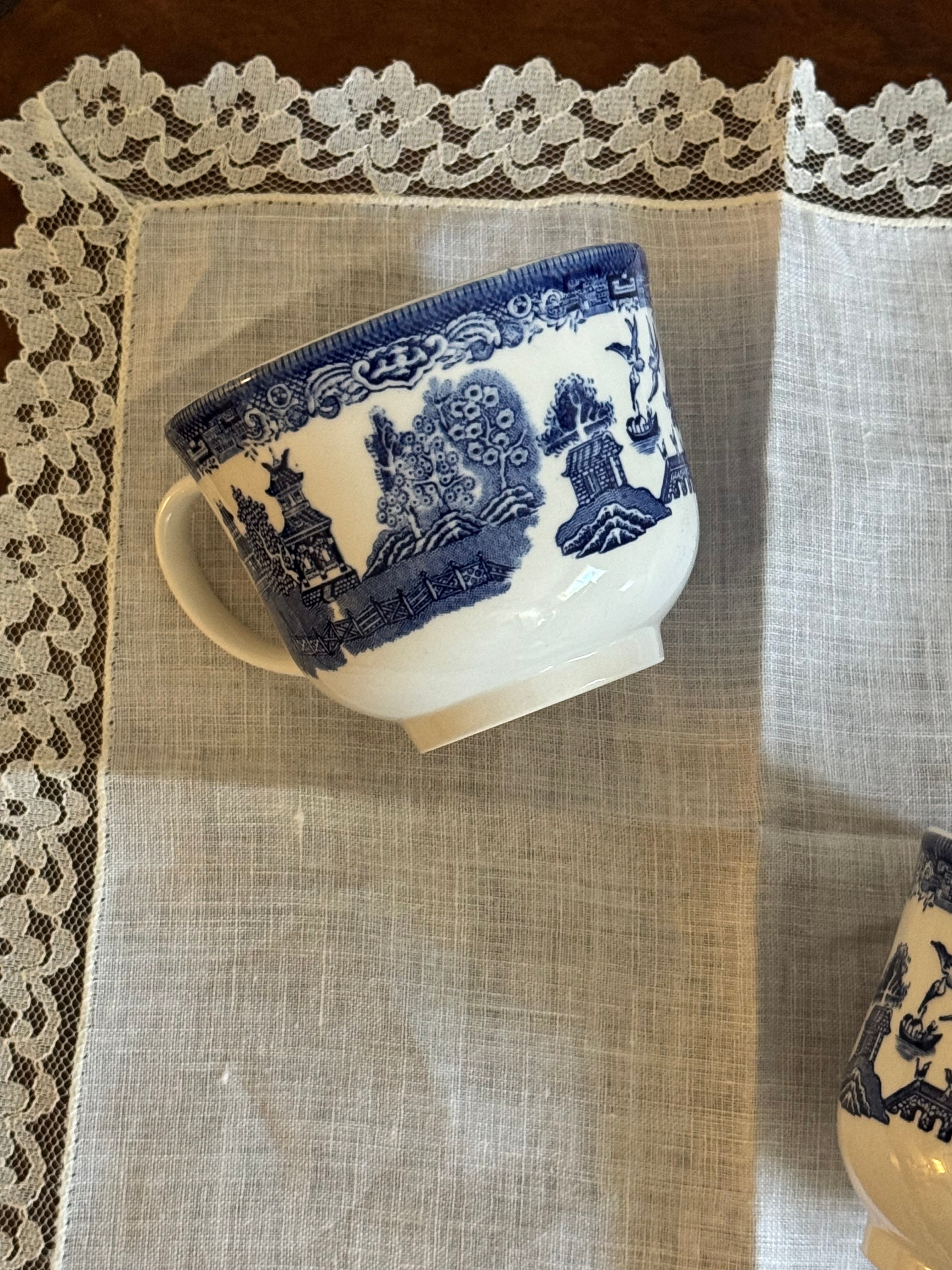 Vintage Blue Willow Teacup / Made in England ☕️