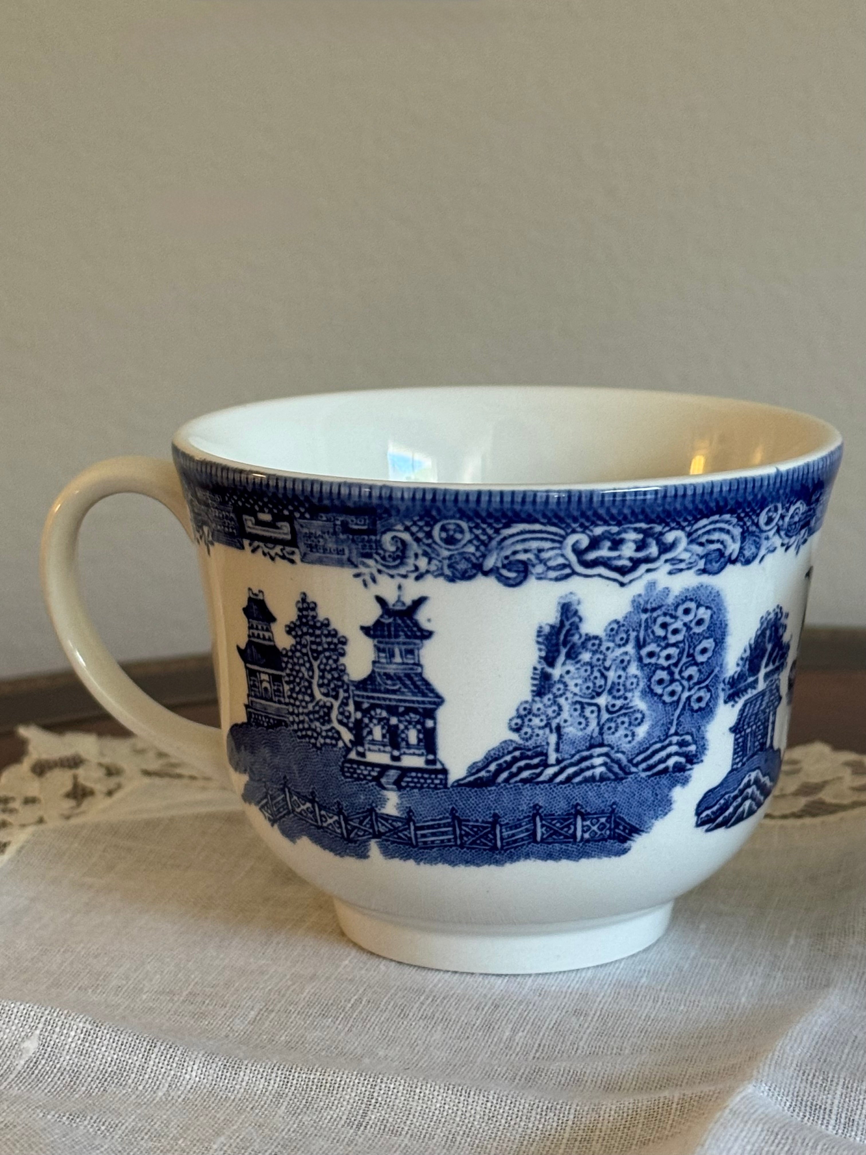 Vintage Blue Willow Teacup / Made in England ☕️