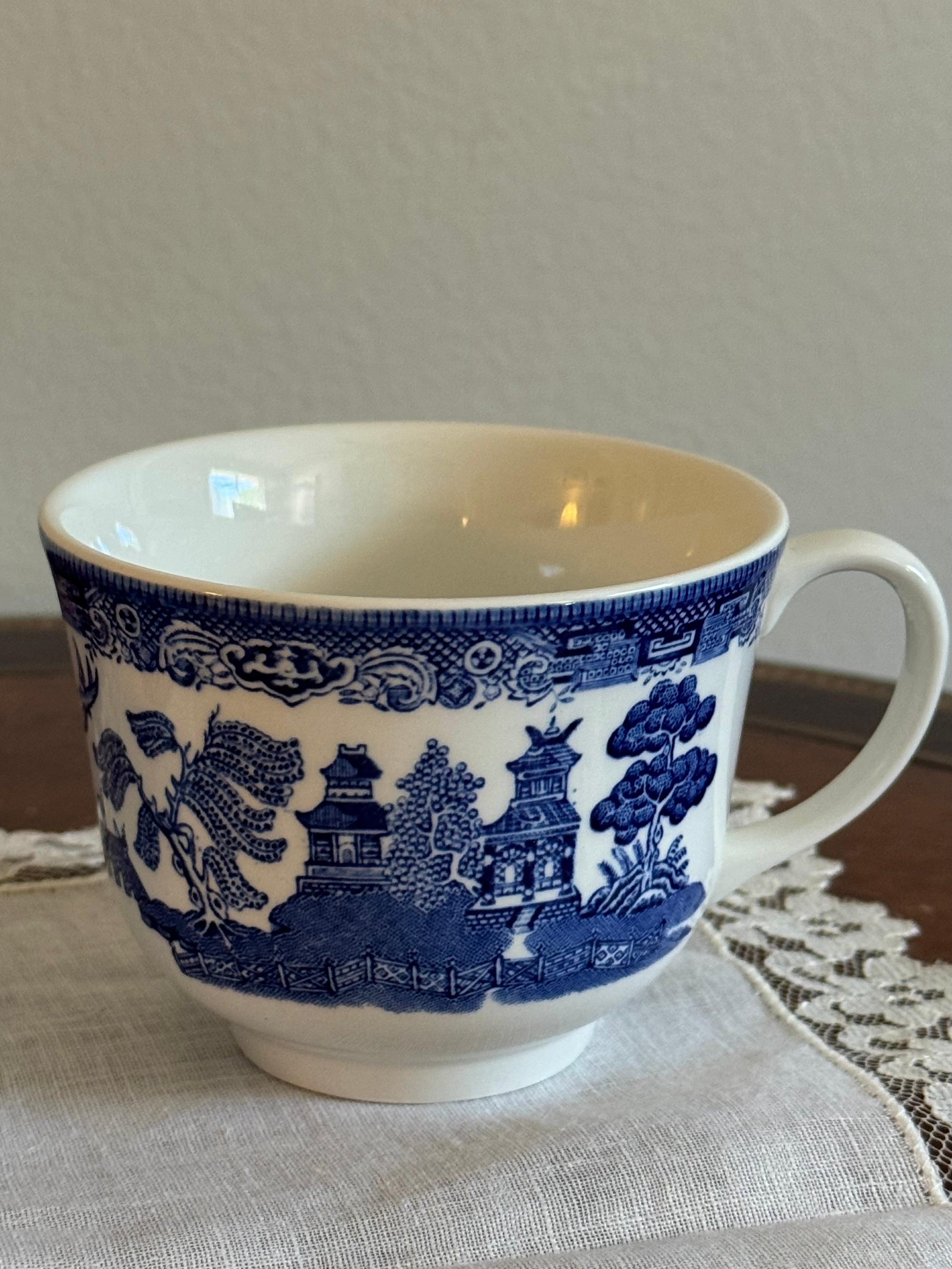 Vintage Blue Willow Teacup / Made in England ☕️