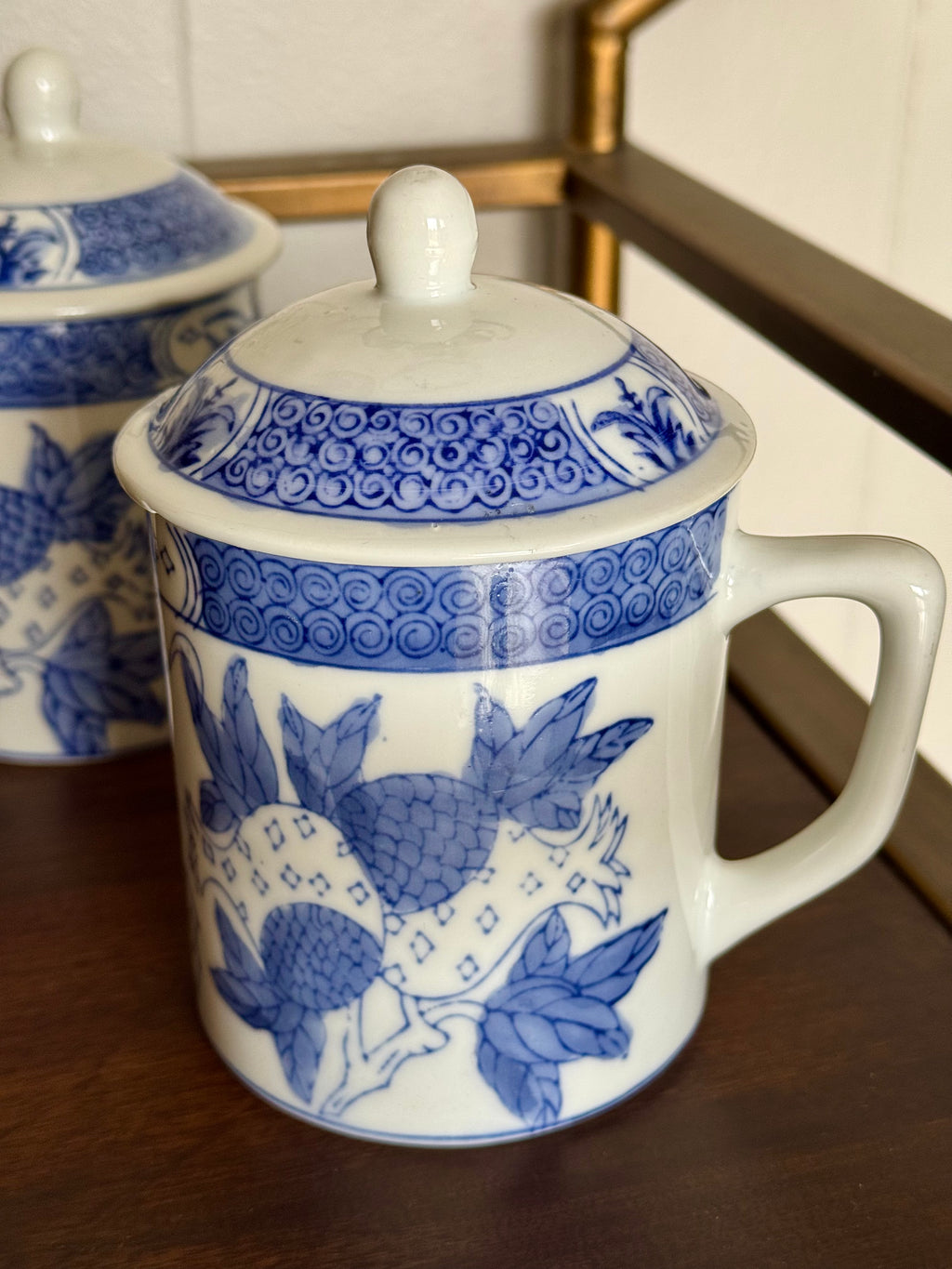 Vintage 1970s Chinoiserie Blue & White Pomegranate Pattern Tea Coffee Mug with Lid Made in China