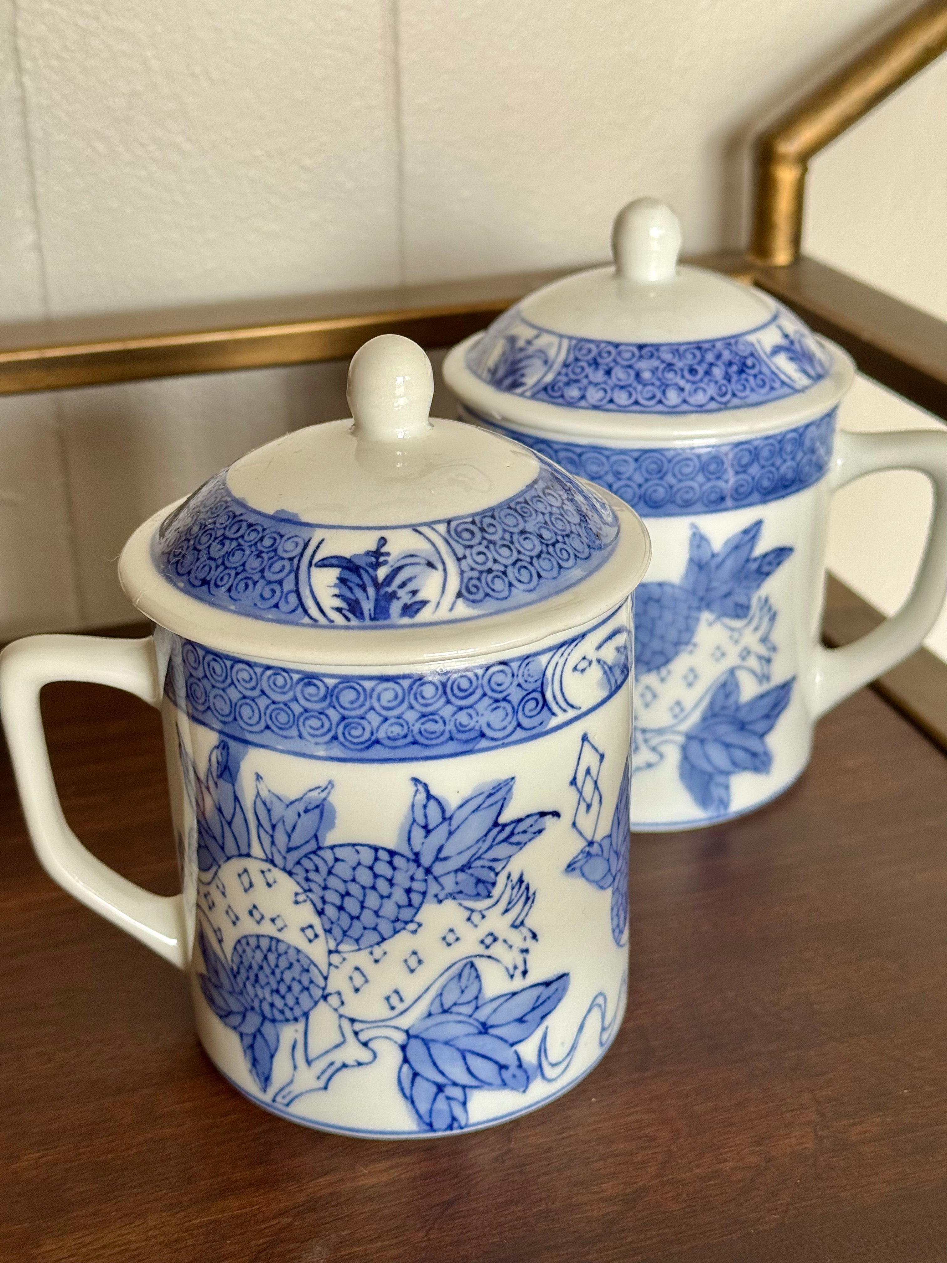 Vintage 1970s Chinoiserie Blue & White Pomegranate Pattern Tea Coffee Mugs with Lid Made in China