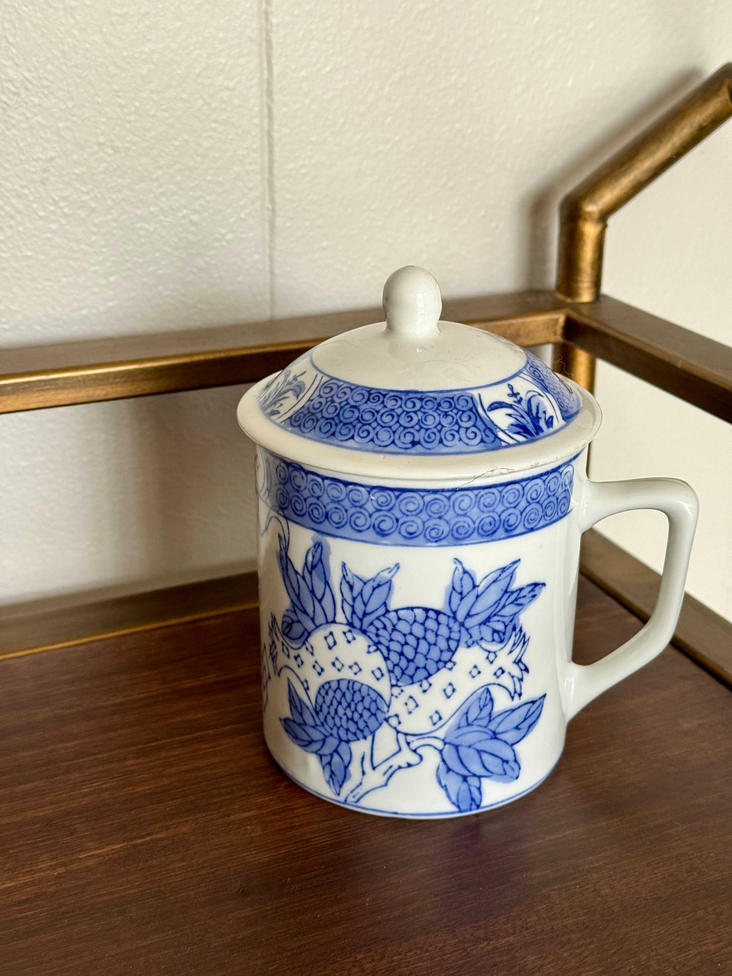 Vintage 1970s Chinoiserie Blue & White Pomegranate Pattern Tea Coffee Mugs with Lid Made in China