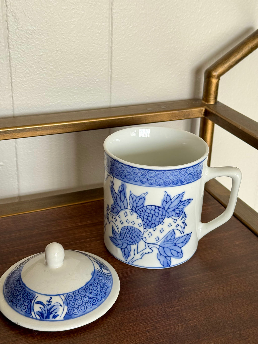 Vintage 1970s Chinoiserie Blue & White Pomegranate Pattern Tea Coffee Mug with Lid Made in China