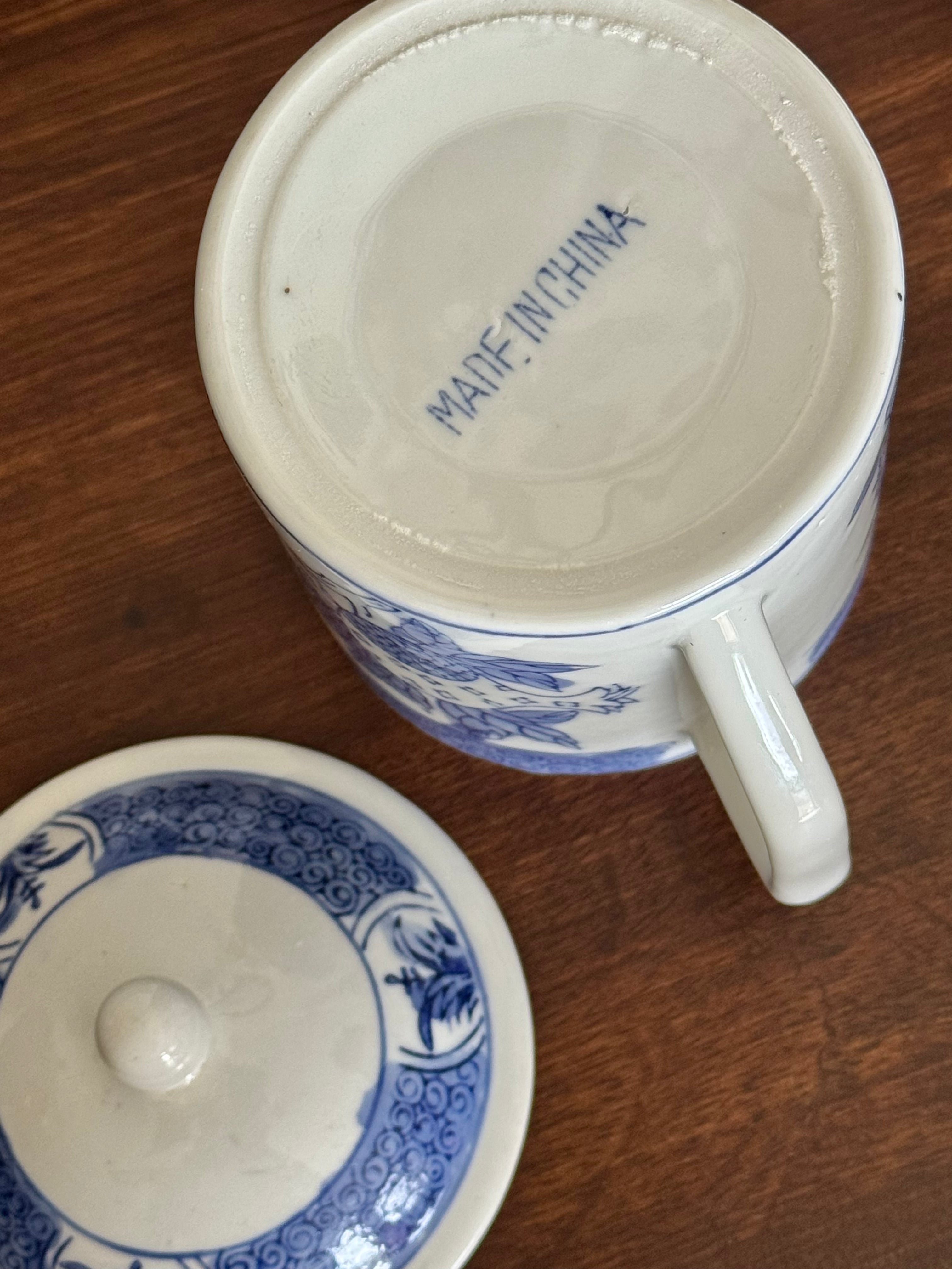 Vintage 1970s Chinoiserie Blue & White Pomegranate Pattern Tea Coffee Mugs with Lid Made in China