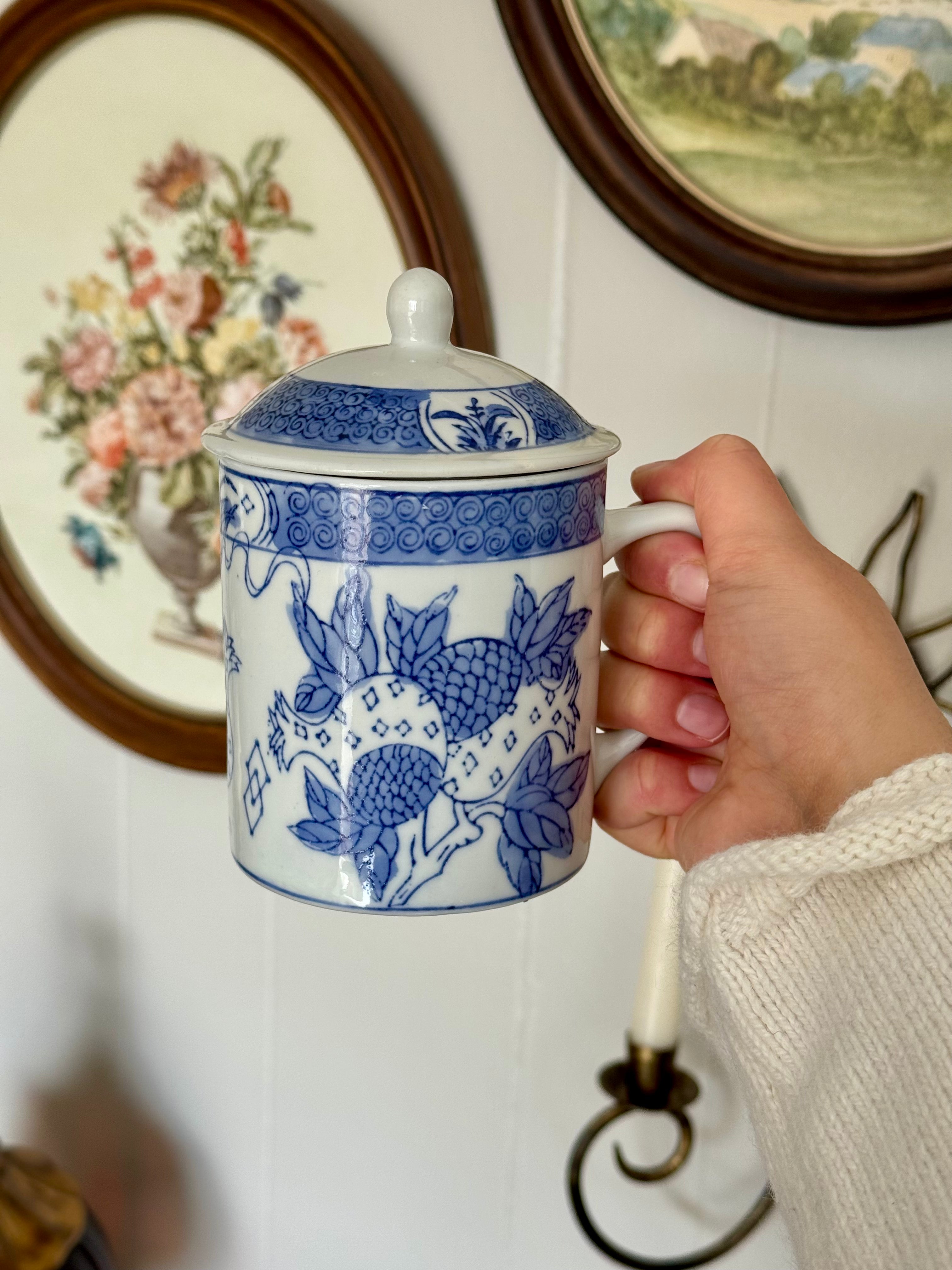 Vintage 1970s Chinoiserie Blue & White Pomegranate Pattern Tea Coffee Mugs with Lid Made in China