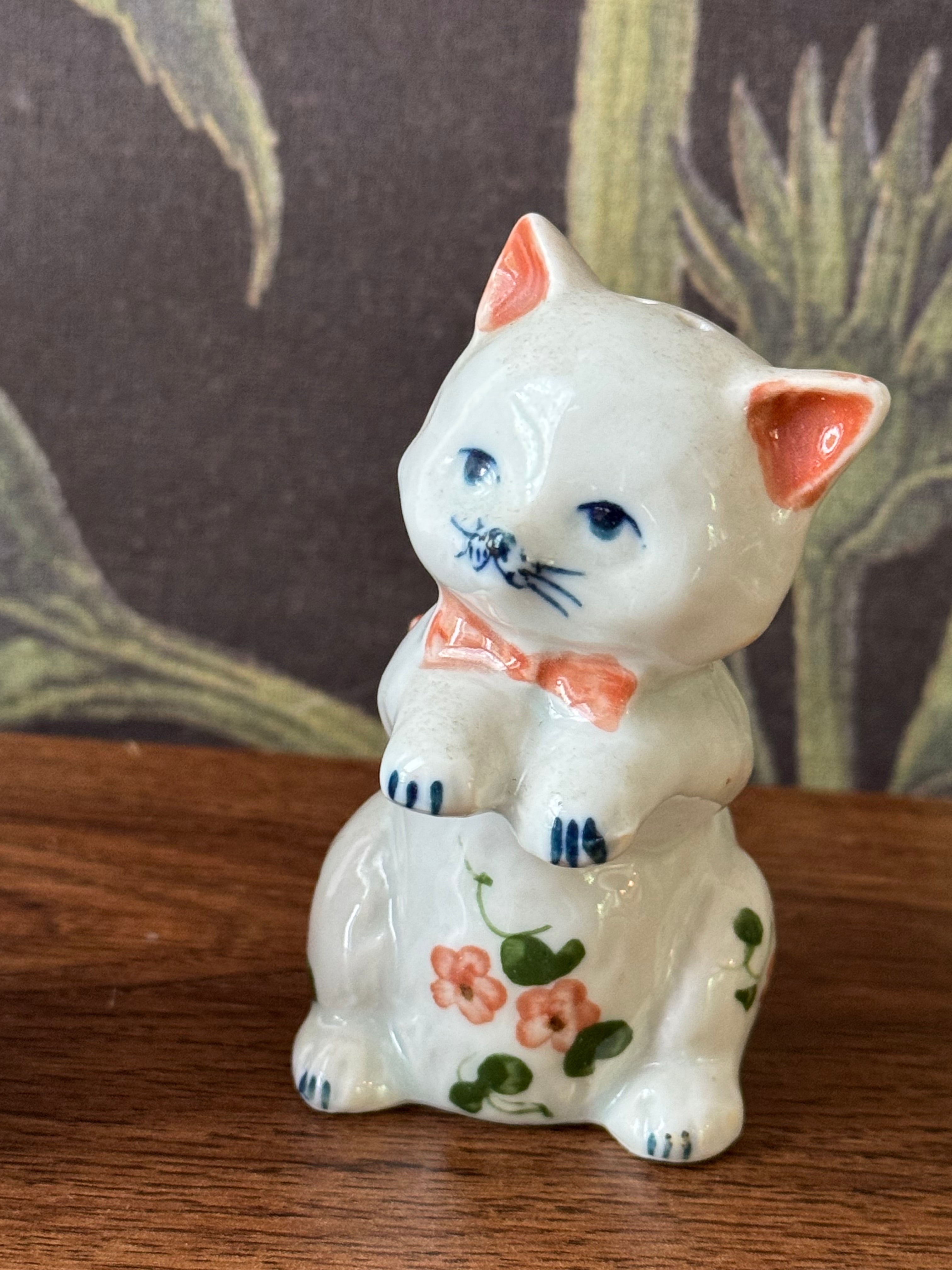Vintage Porcelain Kittens Salt and Pepper Shakers / Andrea by Sadek