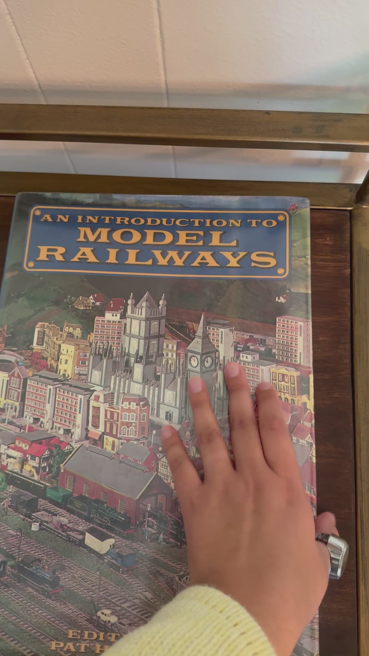 An Introduction to Model Railways by Pat Hornsey, 1977 Hardcover Large Coffee Table Book 🚂
